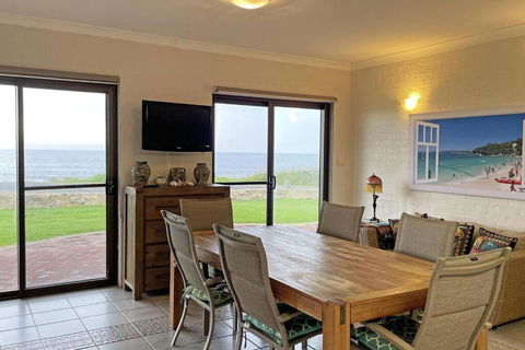 Augusta Beachfront - Watch The Whales Go By - Accommodation NT 3