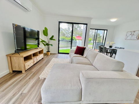 Austral Brand New Modern 4 Br Home - Accommodation NT 1
