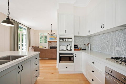 Apollo Bay Oceanview Mountain Retreat, Pet Friendly, EV Station, Fireplace - Accommodation NT 2
