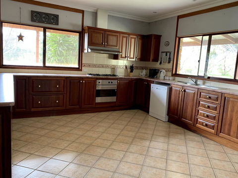 Beeâ€™s Place - 3 Bedroom Home On 10 Acres Of Land With Distant Ocean Views - Accommodation NT 2