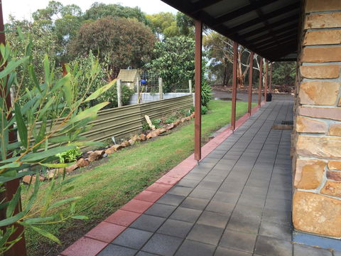 Beeâ€™s Place - 3 Bedroom Home On 10 Acres Of Land With Distant Ocean Views - Accommodation NT 24