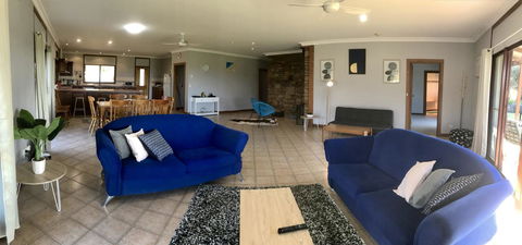 Beeâ€™s Place - 3 Bedroom Home On 10 Acres Of Land With Distant Ocean Views - Accommodation NT 12