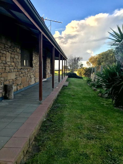 Beeâ€™s Place - 3 Bedroom Home On 10 Acres Of Land With Distant Ocean Views - Accommodation NT 18