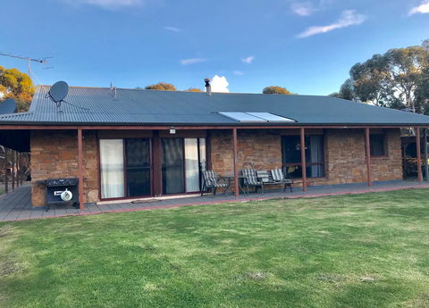 Beeâ€™s Place - 3 Bedroom Home On 10 Acres Of Land With Distant Ocean Views - Accommodation NT 11