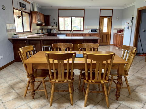 Beeâ€™s Place - 3 Bedroom Home On 10 Acres Of Land With Distant Ocean Views - Accommodation NT 1