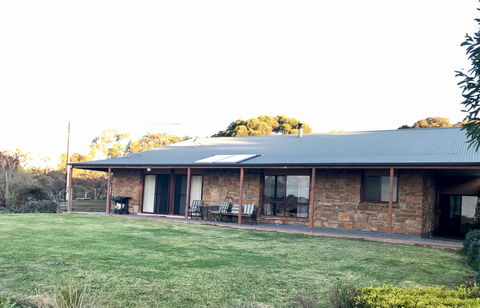 Beeâ€™s Place - 3 Bedroom Home On 10 Acres Of Land With Distant Ocean Views - Accommodation NT 10