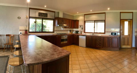 Beeâ€™s Place - 3 Bedroom Home On 10 Acres Of Land With Distant Ocean Views - Accommodation NT 16