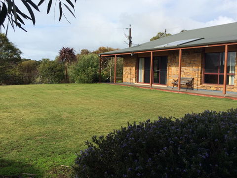 Beeâ€™s Place - 3 Bedroom Home On 10 Acres Of Land With Distant Ocean Views - Accommodation NT 4