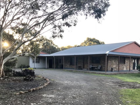 Beeâ€™s Place - 3 Bedroom Home On 10 Acres Of Land With Distant Ocean Views - Accommodation NT 14