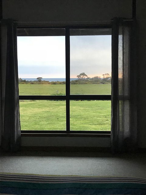 Beeâ€™s Place - 3 Bedroom Home On 10 Acres Of Land With Distant Ocean Views - Accommodation NT 20