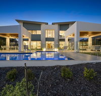 Luxury Canal Front Holiday House - Accommodation NT