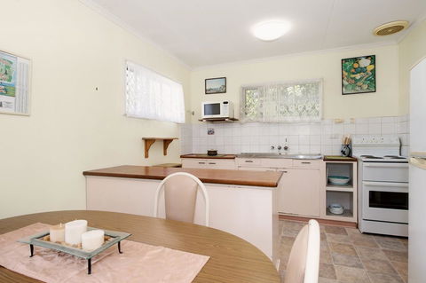 Lowset, Pet Friendly Cottage - Sunset Ave, Bongaree - NT Tourism 1