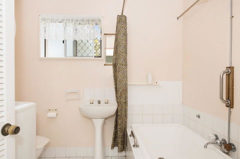 Lowset, Pet Friendly Cottage - Sunset Ave, Bongaree - NT Tourism 17