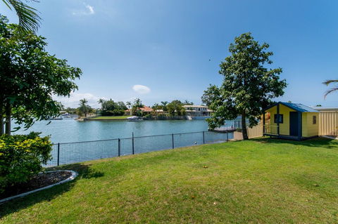 Lowset Home On The Canal - Dolphin Dr, Bongaree - NT Tourism 10