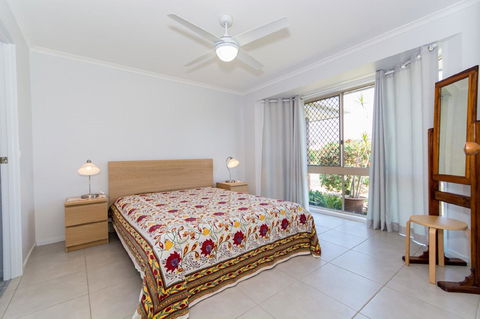 Lowset Home On The Canal - Dolphin Dr, Bongaree - NT Tourism 9