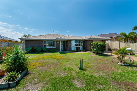 Lowset Home On The Canal - Dolphin Dr, Bongaree - NT Tourism 6