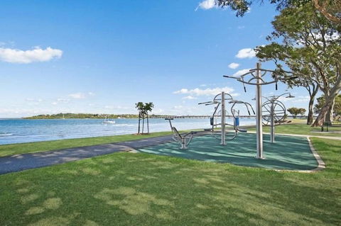 Lowset Home On The Canal - Dolphin Dr, Bongaree - NT Tourism 16