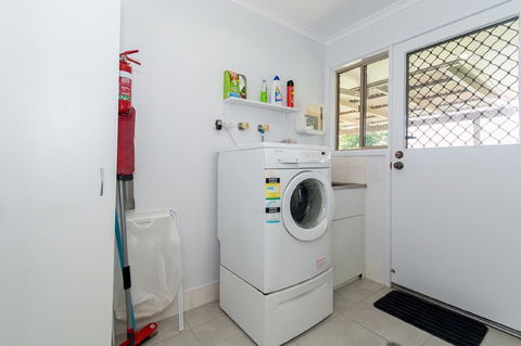 Lowset Home On The Canal - Dolphin Dr, Bongaree - NT Tourism 7
