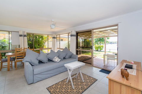 Lowset Home On The Canal - Dolphin Dr, Bongaree - NT Tourism 2
