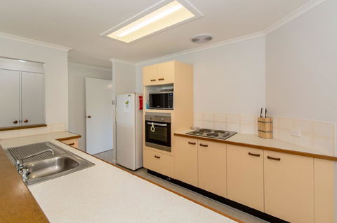 Lowset Home On The Canal - Dolphin Dr, Bongaree - NT Tourism 5