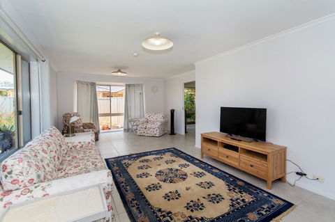 Lowset Home On The Canal - Dolphin Dr, Bongaree - NT Tourism 12