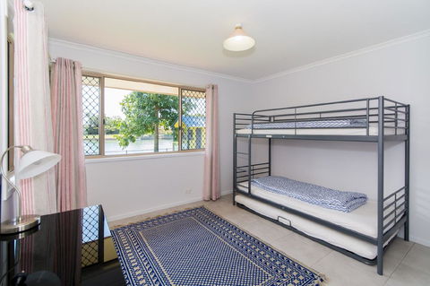Lowset Home On The Canal - Dolphin Dr, Bongaree - NT Tourism 13
