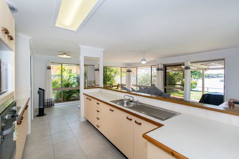 Lowset Home On The Canal - Dolphin Dr, Bongaree - NT Tourism 8