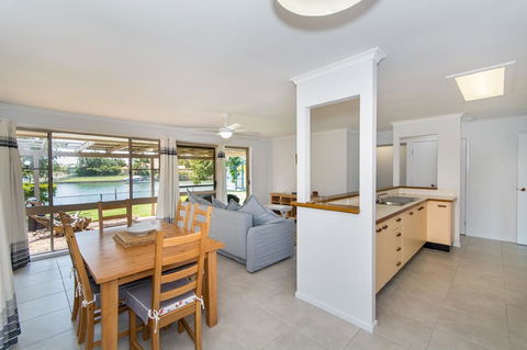 Lowset Home On The Canal - Dolphin Dr, Bongaree - NT Tourism 4