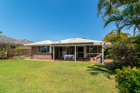 Lowset Home On The Canal - Dolphin Dr, Bongaree - NT Tourism 3