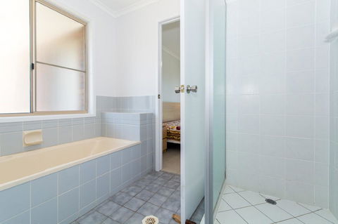 Lowset Home On The Canal - Dolphin Dr, Bongaree - NT Tourism 11