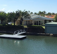 Ground floor family unit on the canal with free WIFI - Accommodation NT