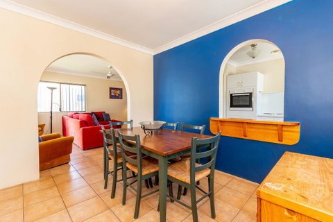 Fantastic Views From This Top Floor Unit! - Accommodation NT 2