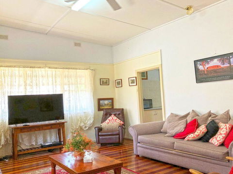 'Daves Place', 27 Rigney St - Holiday House With WIFI, Aircon & Boat Parking - NT Tourism 1
