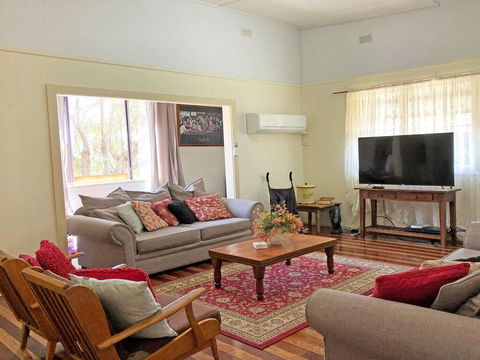 'Daves Place', 27 Rigney St - Holiday House With WIFI, Aircon & Boat Parking - NT Tourism 3
