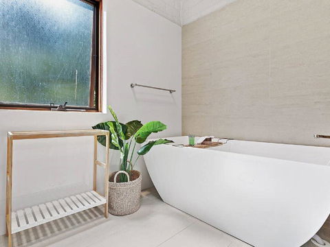 'Nunkeri', 5 Kerrie Close - Stunning House With Fabulous Views, Linen, WIFI & Air Conditioning - NT Tourism 2