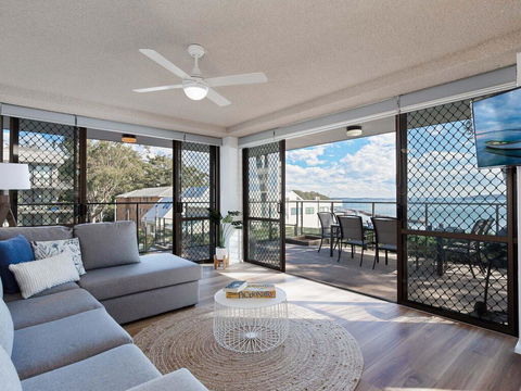 1 'The Poplars' 34 Magnus St - Panoramic Water Views, Pool, Aircon & WIFI - NT Tourism 0