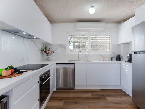 1 'The Poplars' 34 Magnus St - Panoramic Water Views, Pool, Aircon & WIFI - NT Tourism 2