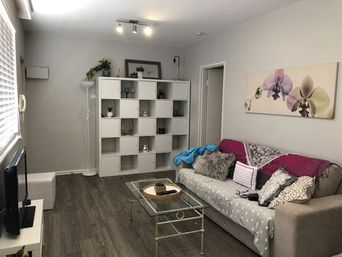1 Bedroom Unit In Heart Of Elsternwick - NT Tourism 1