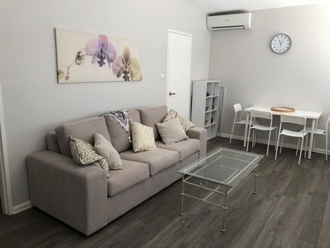 1 Bedroom Unit In Heart Of Elsternwick - NT Tourism 0