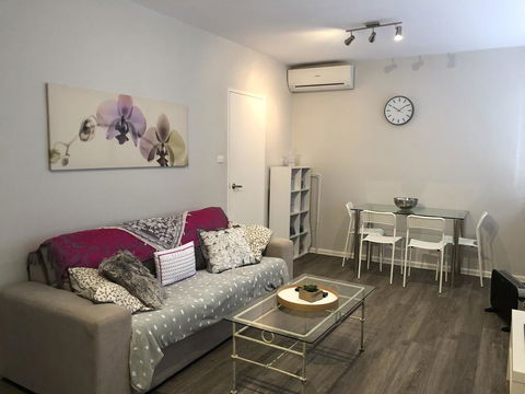 1 Bedroom Unit In Heart Of Elsternwick - NT Tourism 2