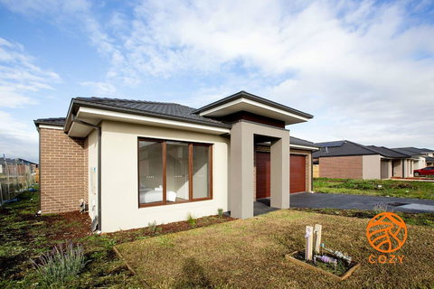 109, Cozy Cranbourne Family House, 5Bed2Bath2Parking - Accommodation NT 0