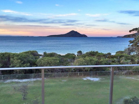 11 'Luskin Lodge' 29 Weatherly Close - Stunning Water Views - NT Tourism 1