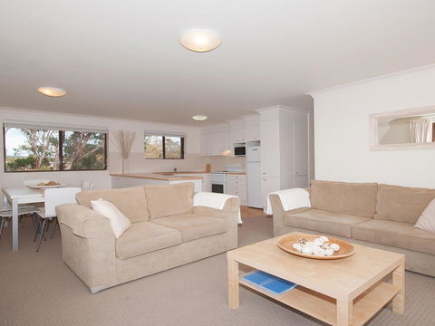 11 'Promenade' 8 Intrepid Close - Air Conditioned Unit With Beautiful Water Views - NT Tourism 2