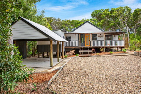 11 Naiad Court - Rainbow Shores, Fantastic Family Retreat, Swimming Pool, 200m To Beach, Free Wi-Fi - Accommodation NT 3