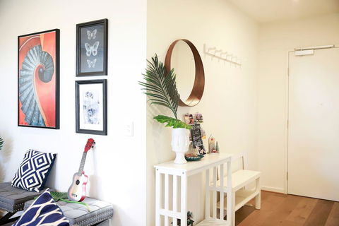 136, Light-filled Homely Box Hill Apt, 2Bed2BathFreeParking - Accommodation NT 2