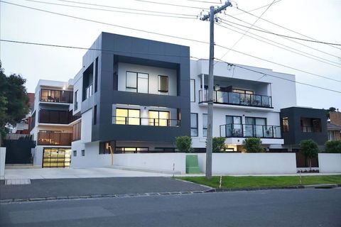 136, Light-filled Homely Box Hill Apt, 2Bed2BathFreeParking - Accommodation NT 0