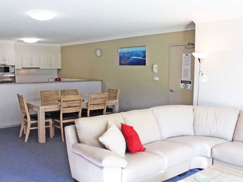 2 'Seashells' 21-23 Magnus Street - Pool , Lift , Aircon - NT Tourism 3