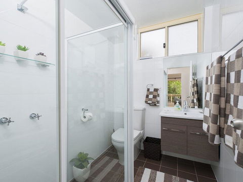2 'Shoal Court', 7 Lillian Street - Fabulous Location With Water Views - NT Tourism 1
