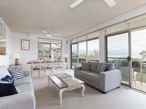 2 'The Helm' 22 Voyager Cl - Stunning Waterfront Unit With Air Conditioning - NT Tourism 2