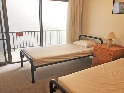 2 'Tradewinds', 110 Victoria Parade - Fantastic Unit With Waterviews & Close To The Marina - NT Tourism 3
